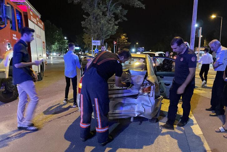 Elazığ'da minibüsün otomobile çarpması sonucu 3 kişi yaralandı G3