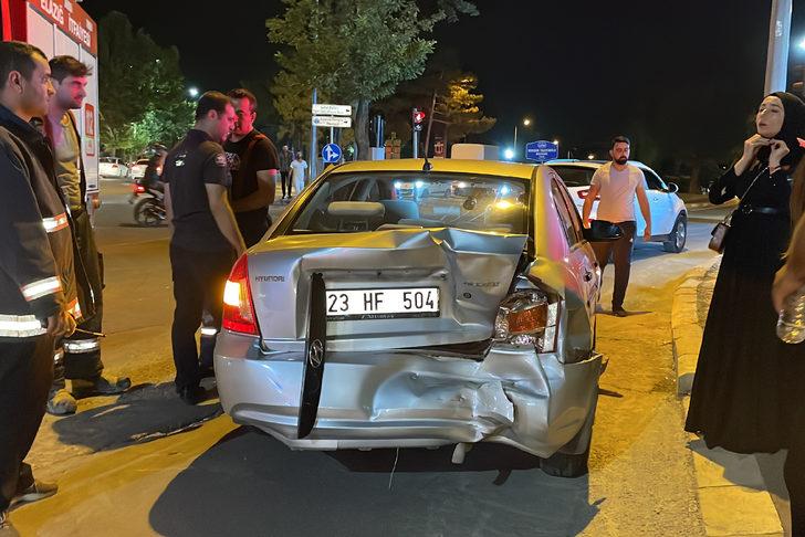 Elazığ'da minibüsün otomobile çarpması sonucu 3 kişi yaralandı G4