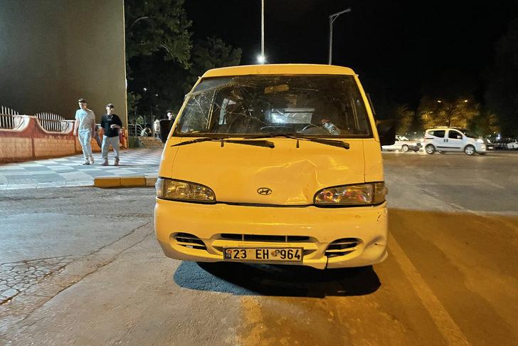 Elazığ'da minibüsün otomobile çarpması sonucu 3 kişi yaralandı G5