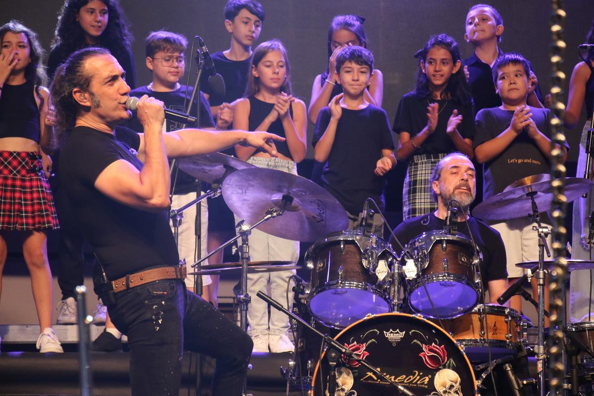 Uşak'ın kurtuluşunun 100. yıl d&ouml;n&uuml;m&uuml; dolayısıyla sanat&ccedil;ı Kıra&ccedil; konser verdi
