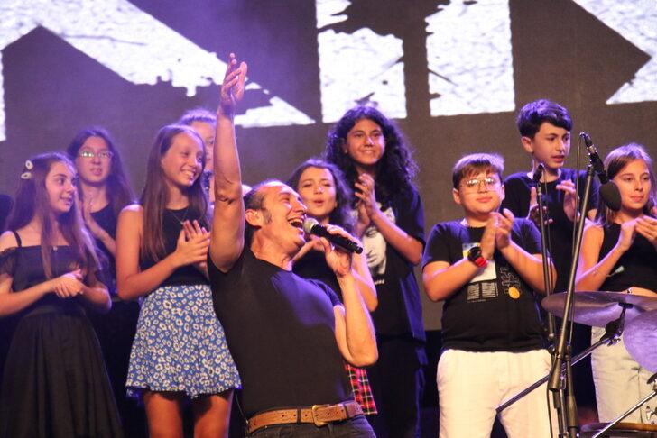 Uşak'ın kurtuluşunun 100. yıl dönümü dolayısıyla sanatçı Kıraç konser verdi G3