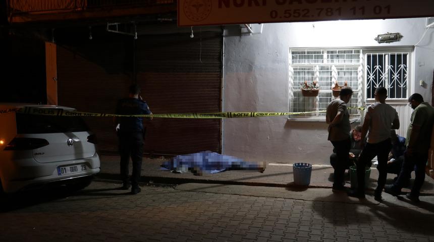 Adana'da kaldırımda erkek cesedi bulundu