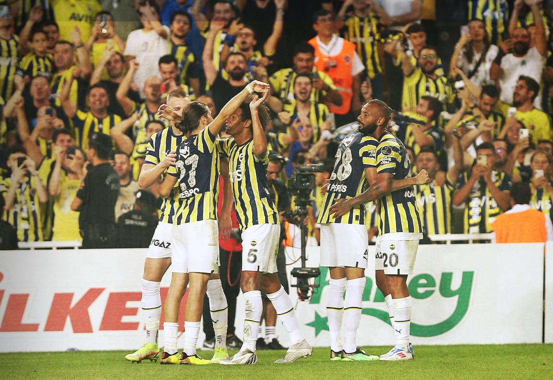 Fenerbah&ccedil;e'nin yıldızlarına eleştiri! "Rostasyon sebebiyle..."
