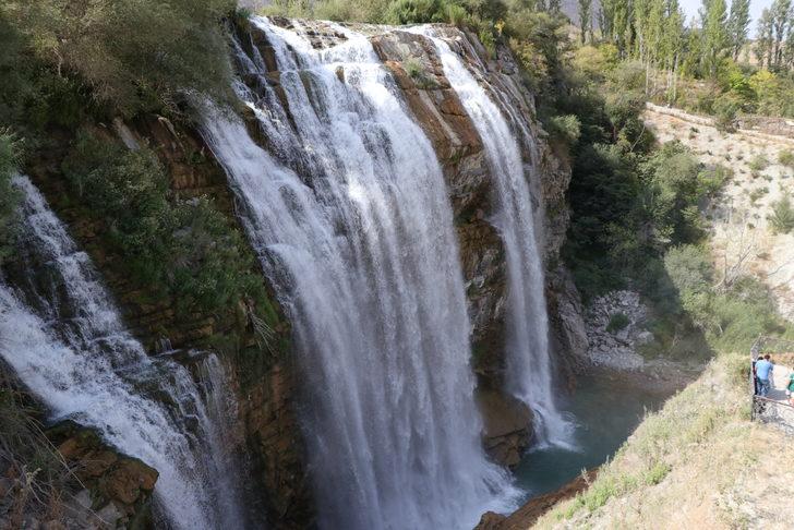Tortum Şelalesi'nde sonbahar mevsiminde hafta sonu yoğunluğu G3