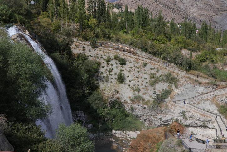Tortum Şelalesi'nde sonbahar mevsiminde hafta sonu yoğunluğu G4