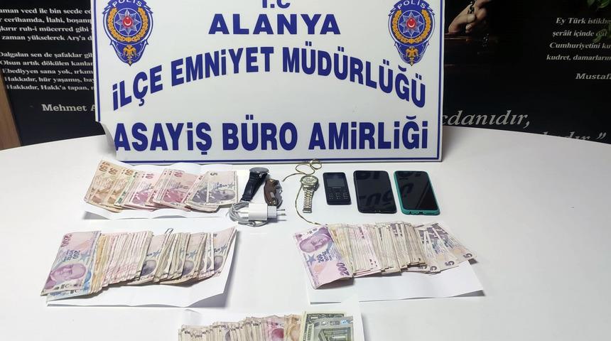 Antalya'da hırsızlık yaptıkları iddiasıyla yakalanan 4 zanlı tutuklandı