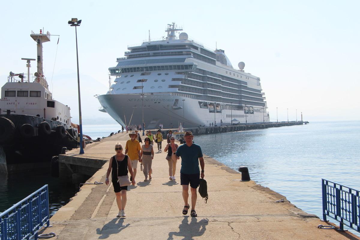 Alanya'ya "Seven Seas Explorer" ile 324 turist geldi