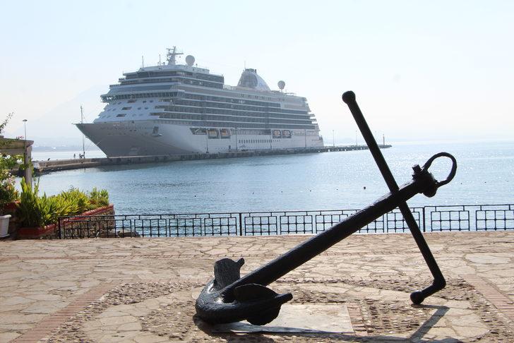 Alanya'ya "Seven Seas Explorer" ile 324 turist geldi G3