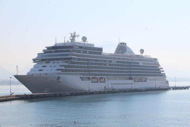Alanya'ya "Seven Seas Explorer" ile 324 turist geldi G4