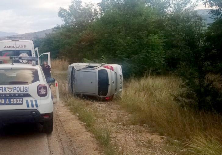 Karabük'te devrilen otomobildeki 3 kişi yaralandı G1