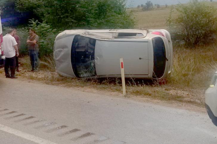 Karabük'te devrilen otomobildeki 3 kişi yaralandı G2