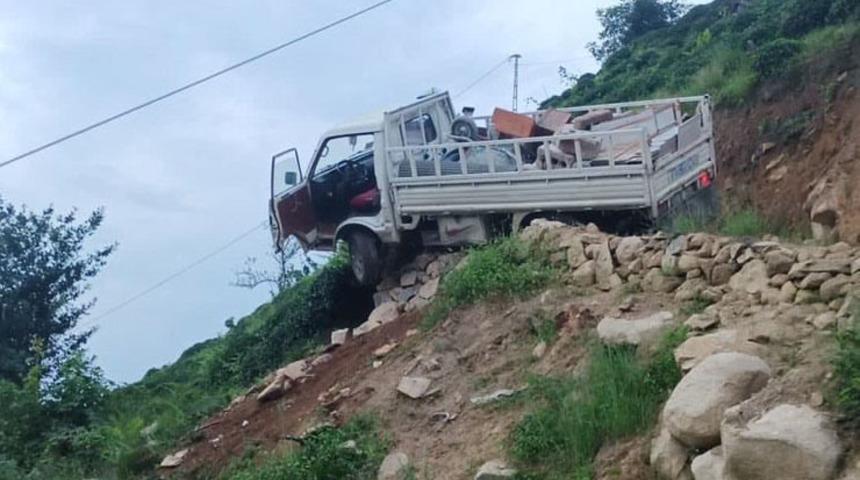 Rize'de yoldan çıkarak taşlara takılı kalan kamyonetten atlayan sürücü öldü
