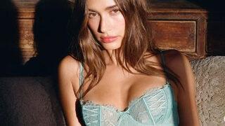 Hailey Baldwin Bieber beyaz iç çamaşırlarıyla poz verdi