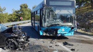 Mersin'de belediye otobüsüyle otomobilin çarpışması sonucu 2 kişi yaralandı