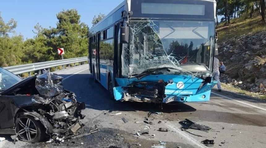 Mersin'de belediye otobüsüyle otomobilin çarpışması sonucu 2 kişi yaralandı