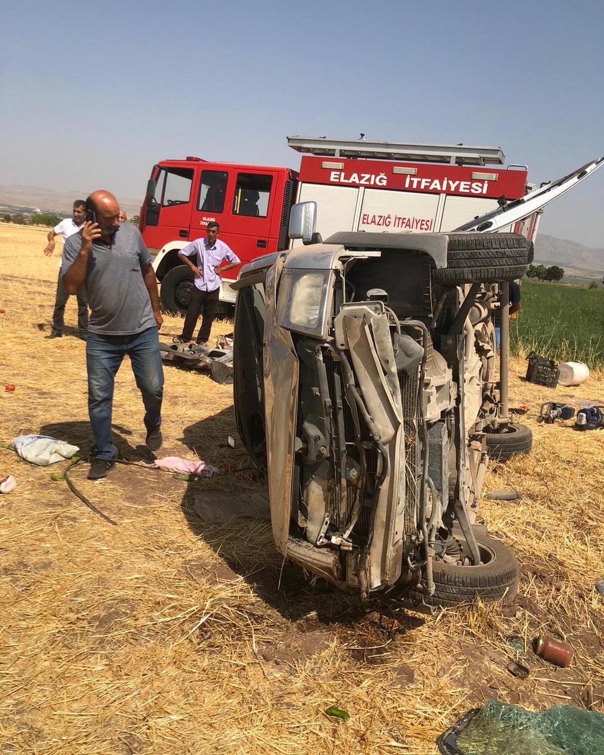 Elazığ'da hafif ticari aracın devrildiği kazada 3 kişi yaralandı