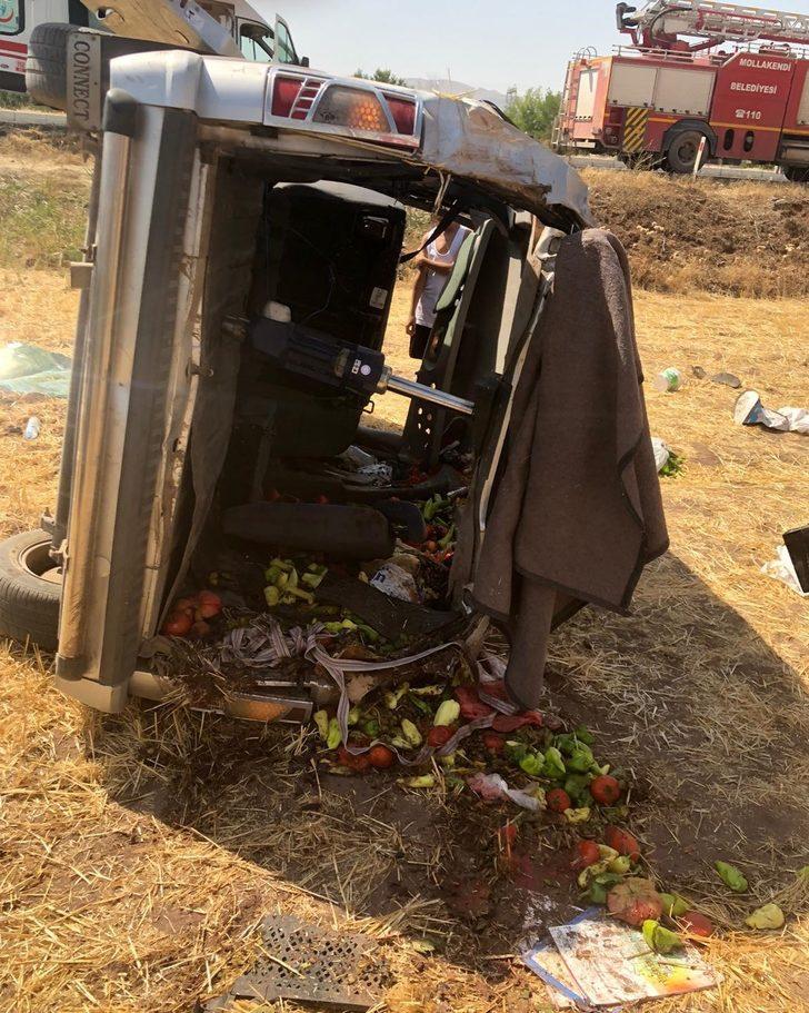 Elazığ'da hafif ticari aracın devrildiği kazada 3 kişi yaralandı G2