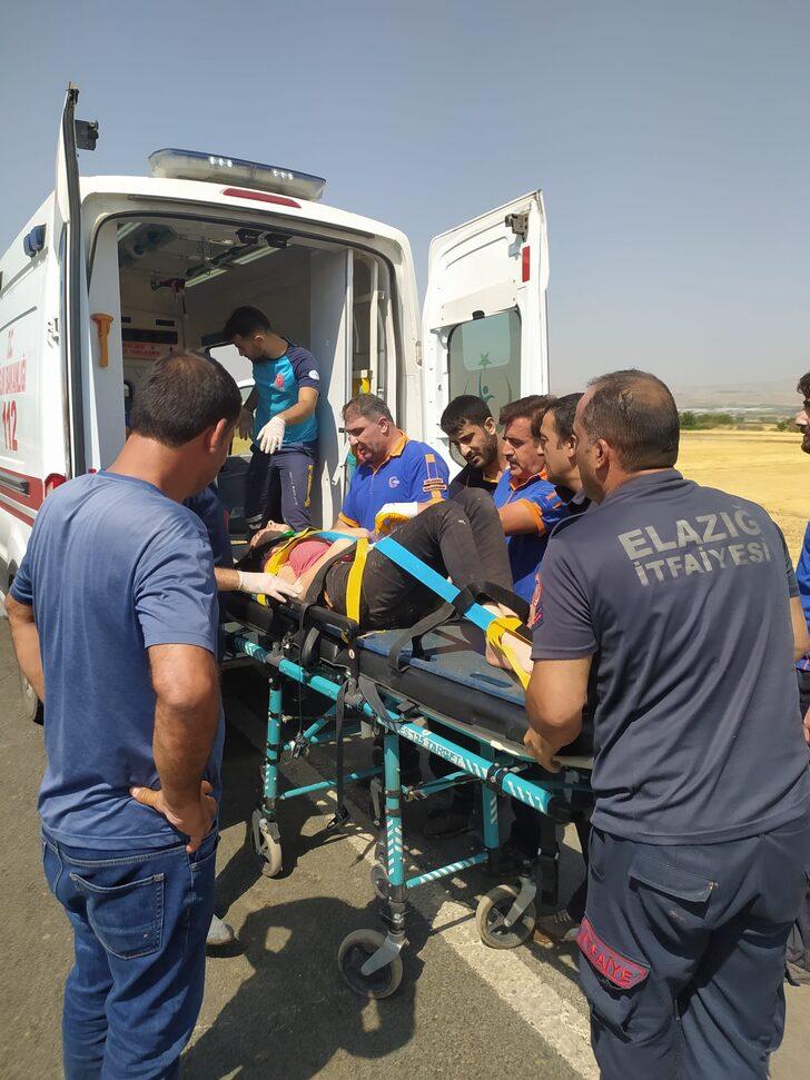 Elazığ'da hafif ticari aracın devrildiği kazada 3 kişi yaralandı G3