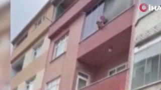Yer: İstanbul! Çocuğunu balkondan attı