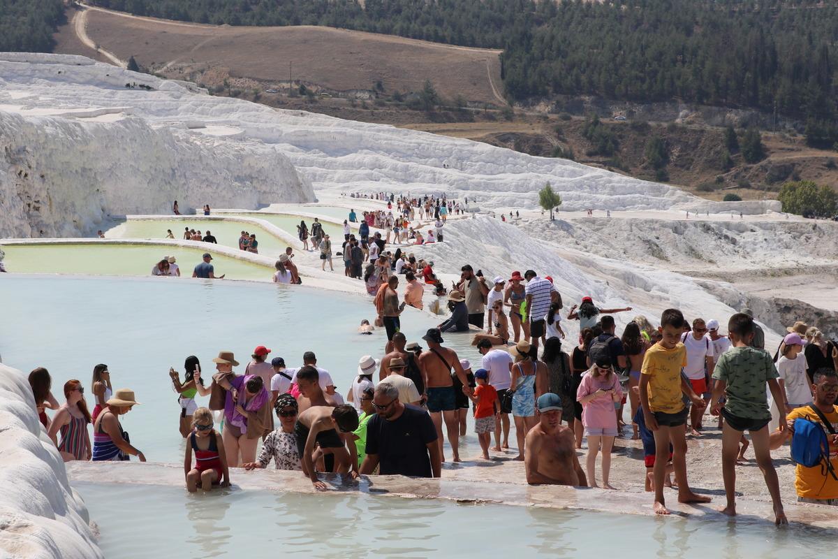 Pamukkale'nin ziyaret&ccedil;i sayısında y&uuml;zde 64'l&uuml;k artış