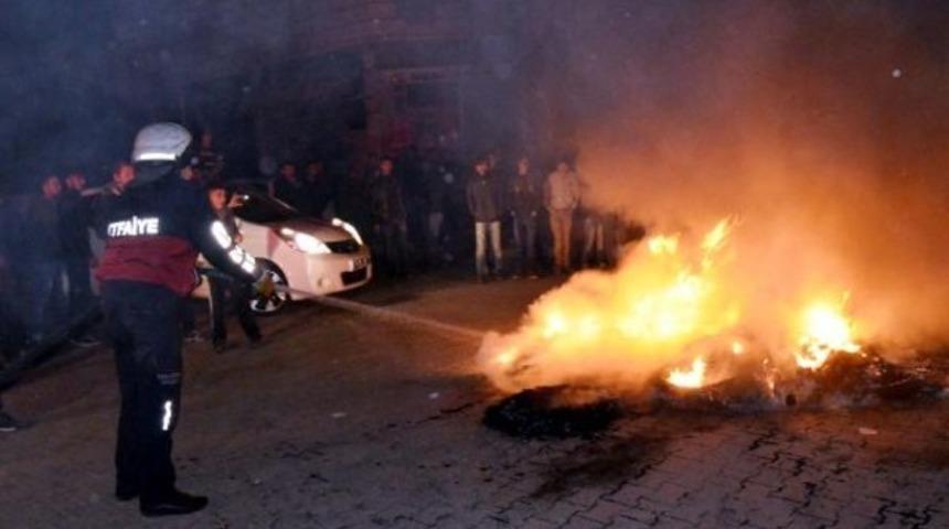Elektrik kesintisini protesto etmek i&ccedil;in lastik yakıp, yol kapattılar