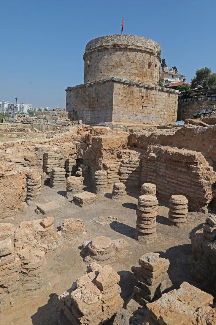 Antalya'nın simgelerinden Hıdırlık Kulesi'ndeki kazılarda sona yaklaşıldı G5