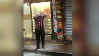 Sokak ortasında yaptığı herkesi şaşkına çevirdi! Şampuanı aldı ve...