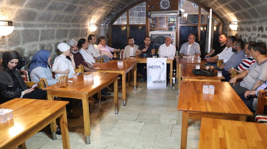 "Evlat Nöbeti Çalıştayı" düzenleme kurulu üyeleri Diyarbakır'da basın mensuplarıyla bir araya geldi