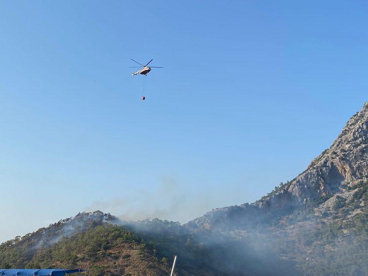 Antalya'da Adrasan Sahili'ne yakın bölgede çıkan orman yangınına müdahale ediliyor G3