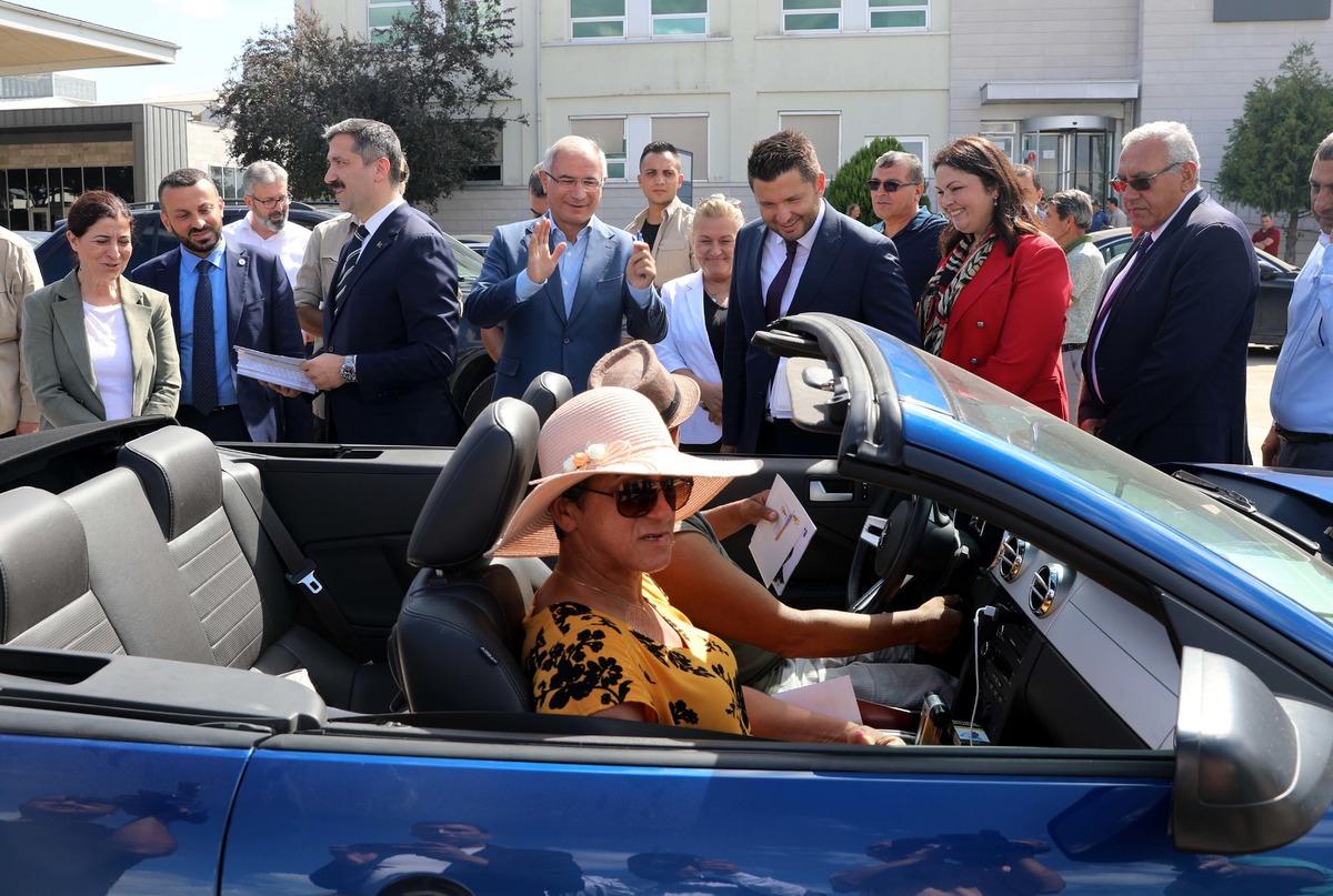 AK Parti Genel Başkan Yardımcısı Efkan Ala Kapıkule'de gurbet&ccedil;ilerle g&ouml;r&uuml;şt&uuml;