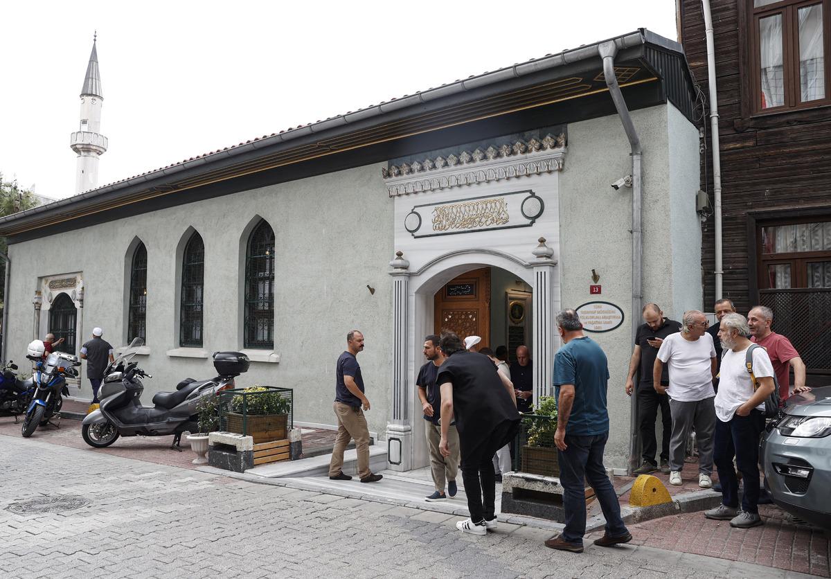 &Ouml;mer Tuğrul İnan&ccedil;er'in naaşı Nureddin Cerrahi Tekkesi'ne getirildi