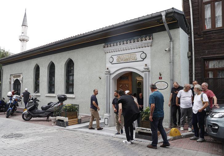 Ömer Tuğrul İnançer'in naaşı Nureddin Cerrahi Tekkesi'ne getirildi G1