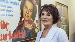 Yeşilçam'ın sevilen oyuncusu Hülya Koçyiğit gençlerle bir araya geldi: