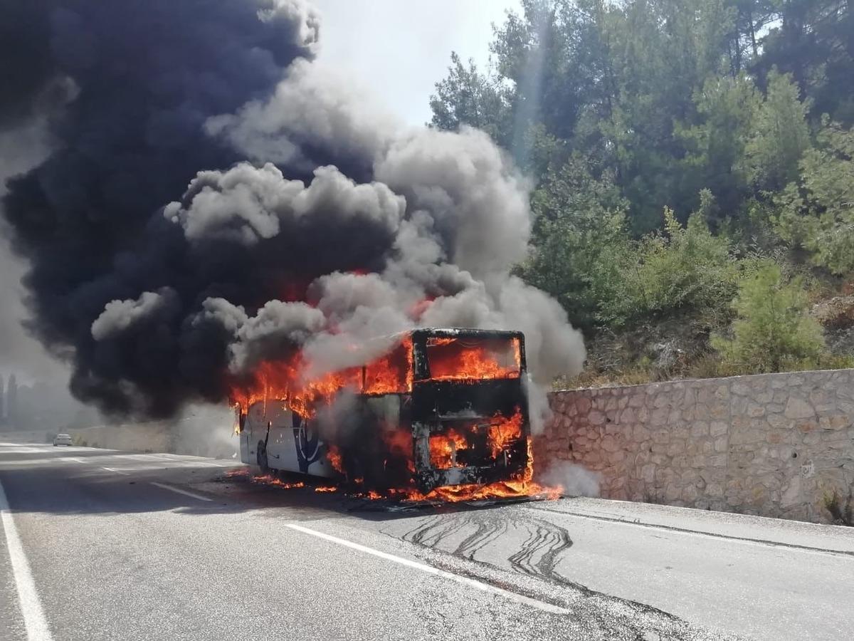 Muğla'da alev alan otob&uuml;s, yolcular tahliye edildikten sonra yandı