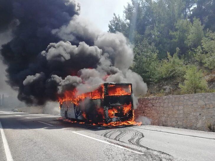 Muğla'da alev alan otobüs, yolcular tahliye edildikten sonra yandı G1