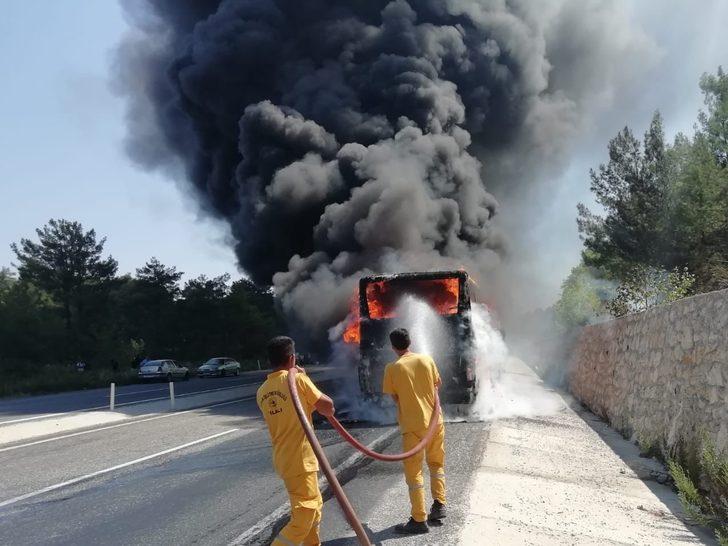Muğla'da alev alan otobüs, yolcular tahliye edildikten sonra yandı G2