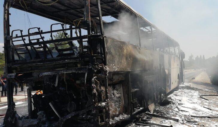 Muğla'da alev alan otobüs, yolcular tahliye edildikten sonra yandı G3