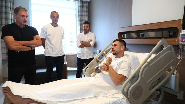 Stefan Kuntz, sol dizinden operasyon geçiren Dorukhan Toköz'ü ziyaret etti