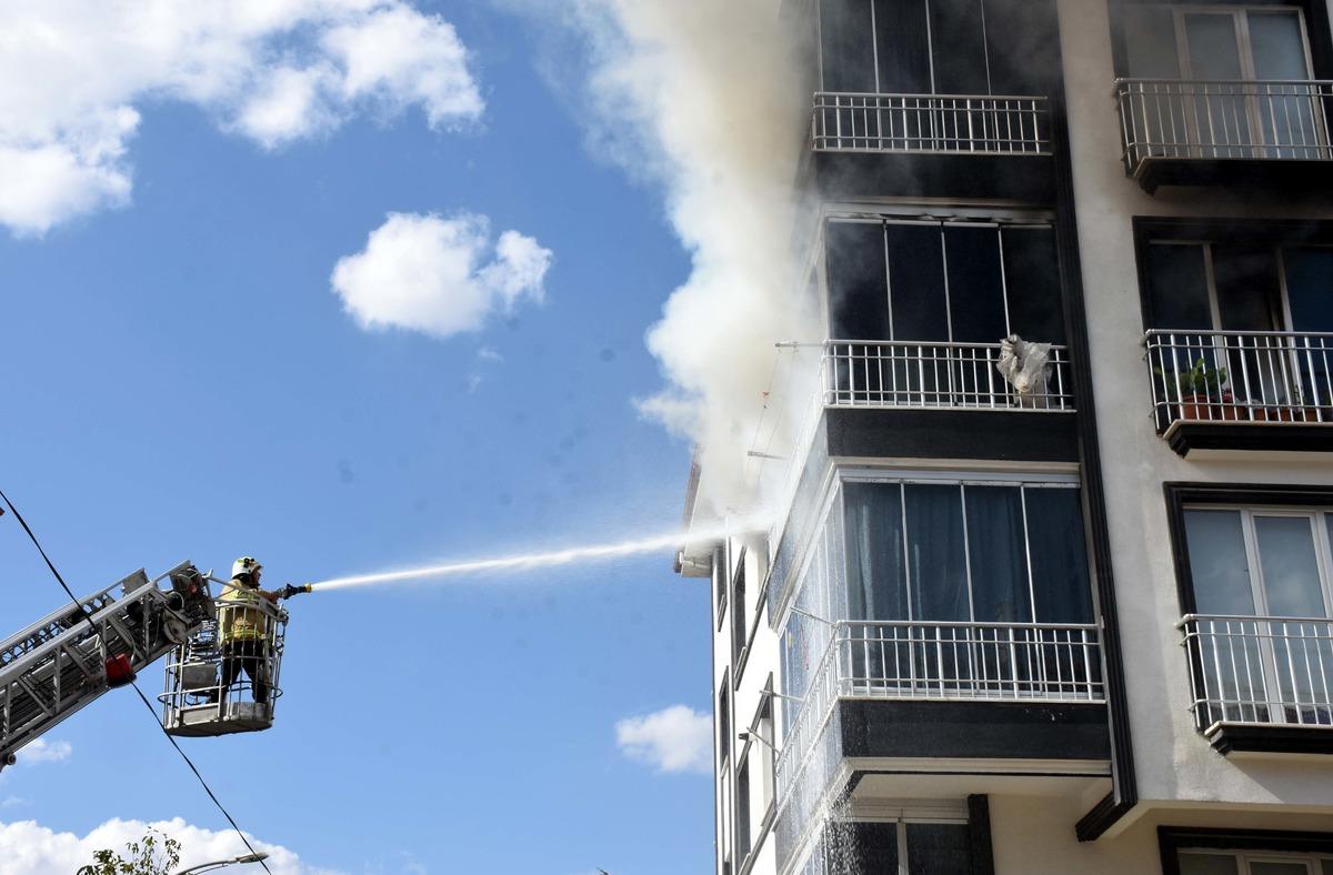 Kırıkkale'de evde &ccedil;ıkan yangın hasara neden oldu