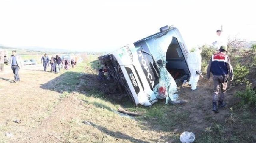&Ccedil;orum'da yolcu otob&uuml;s&uuml; devrildi: 38 yaralı