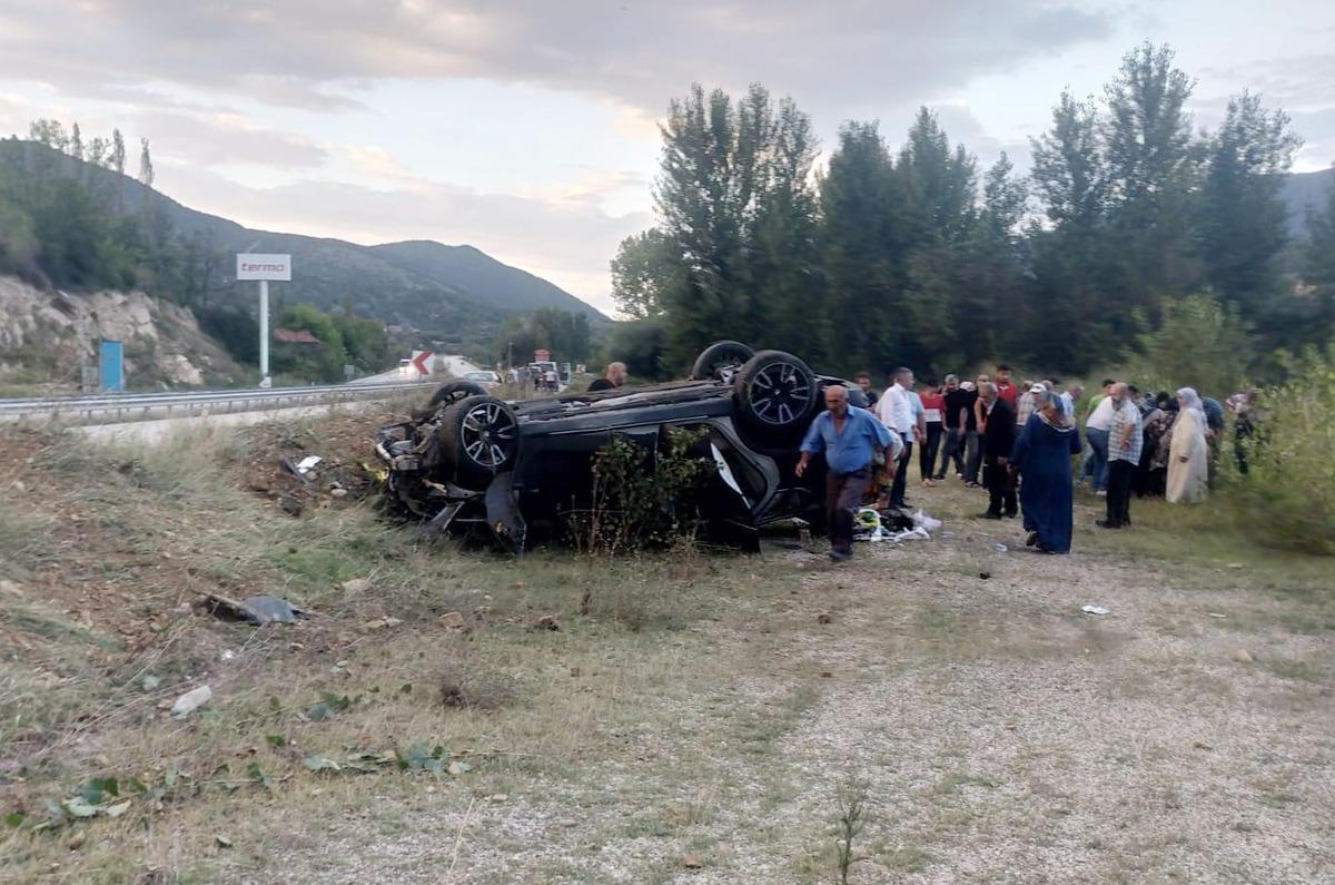 Karab&uuml;k'te devrilen cipteki 3 kişi yaralandı