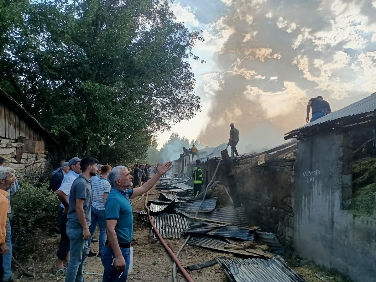 Bing&ouml;l'de &ccedil;ıkan yangında 6 ahır kullanılamaz hale geldi