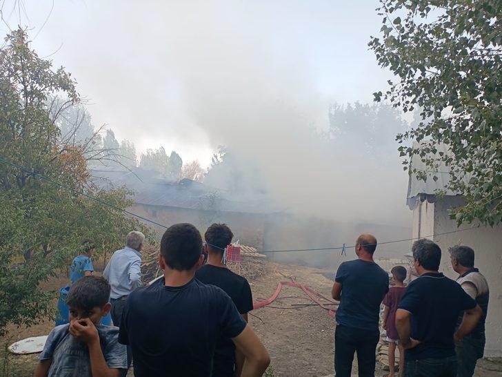 Bingöl'de çıkan yangında 6 ahır kullanılamaz hale geldi G2