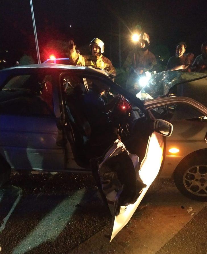 Bursa'da otomobille kamyonun çarpışması sonucu 2 kişi yaralandı G3