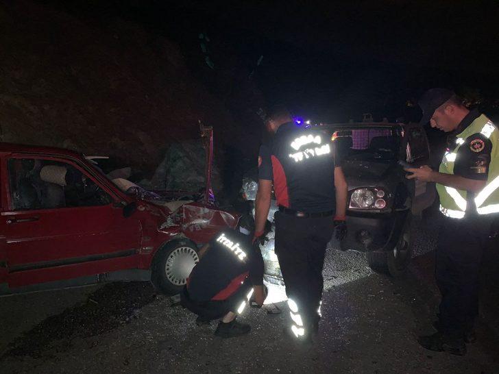 Tokat'ta kamyonet ile otomobilin çarpıştığı kazada 5 kişi yaralandı G2