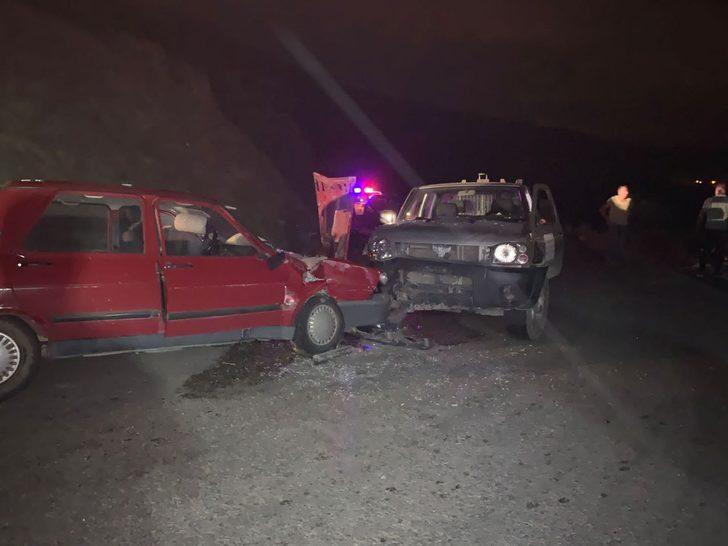 Tokat'ta kamyonet ile otomobilin çarpıştığı kazada 5 kişi yaralandı G3