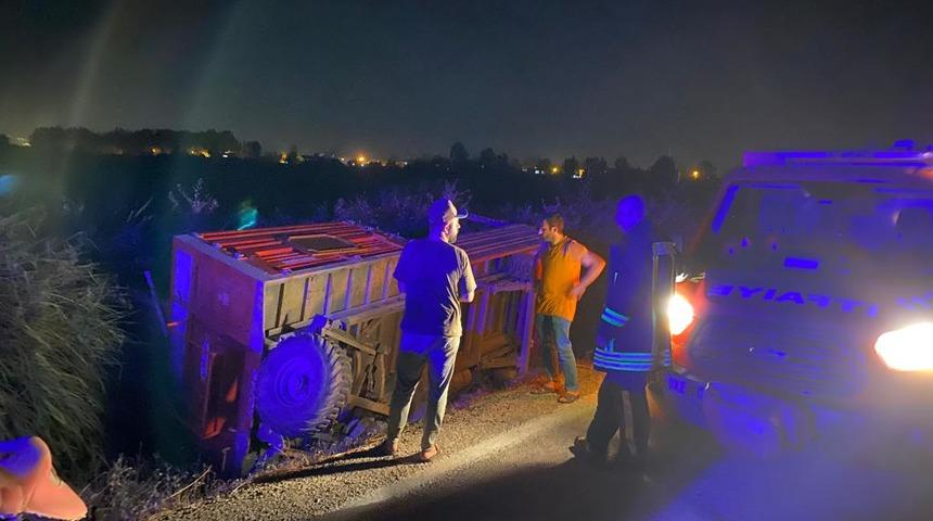 Mersin'de seyir halindeki traktör römorkundan düşen kadın yaralandı