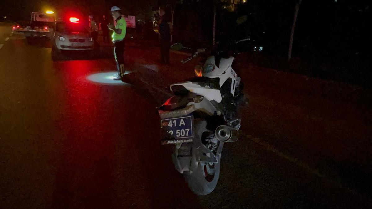 Kocaeli'de otomobilden fırlayan tekerin &ccedil;arptığı motosikletteki 2 polis yaralandı