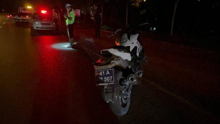 Kocaeli'de otomobilden fırlayan tekerin çarptığı motosikletteki 2 polis yaralandı G1