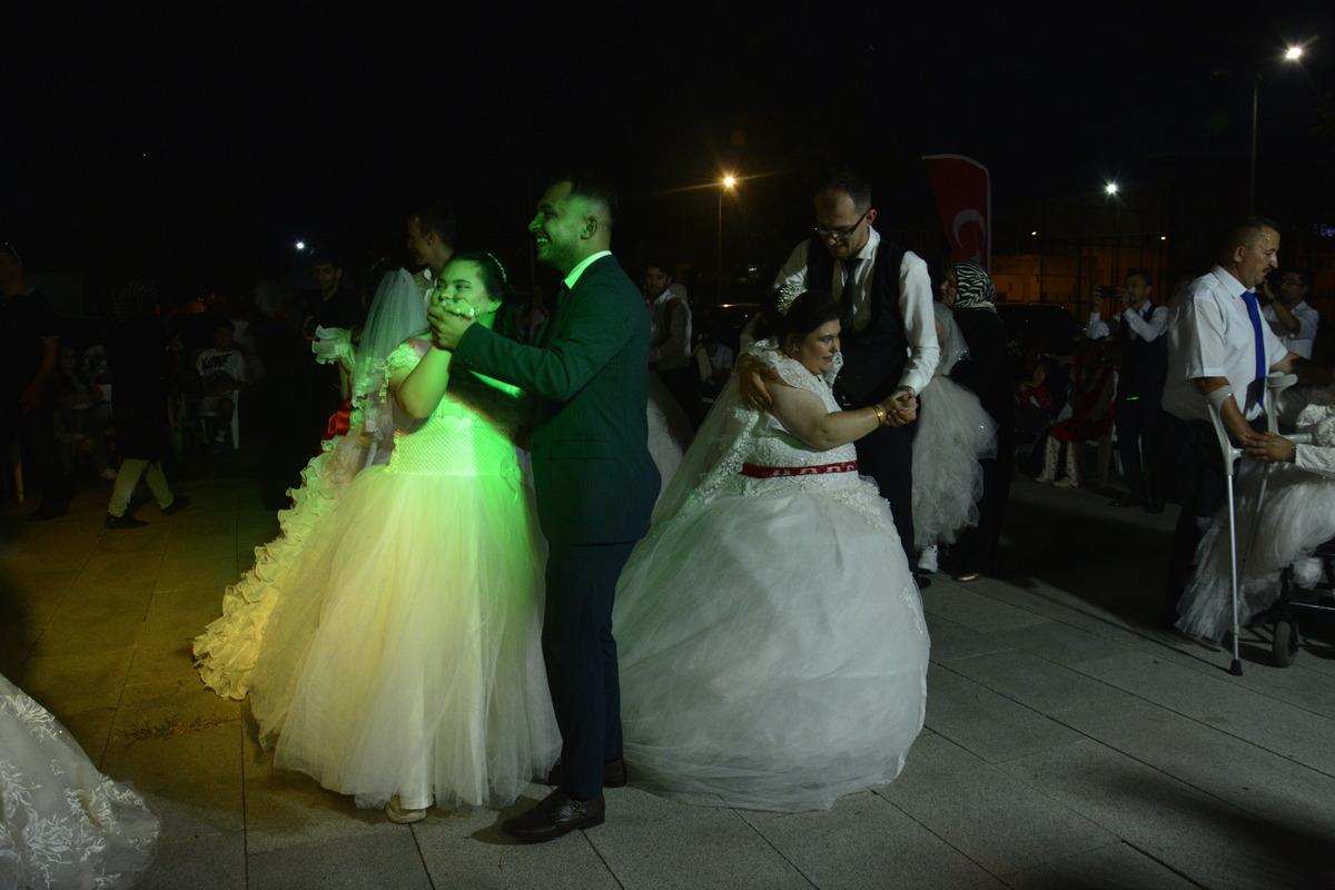 Bursa'da engelli kadınların "beyaz gelinlik" hayalleri ger&ccedil;eğe d&ouml;n&uuml;şt&uuml;